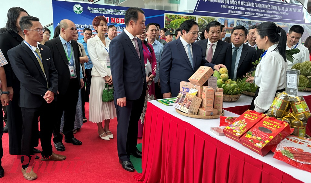 Thủ tướng Phạm Minh Chính cùng đại biểu tham quan các gian hàng trưng bày 