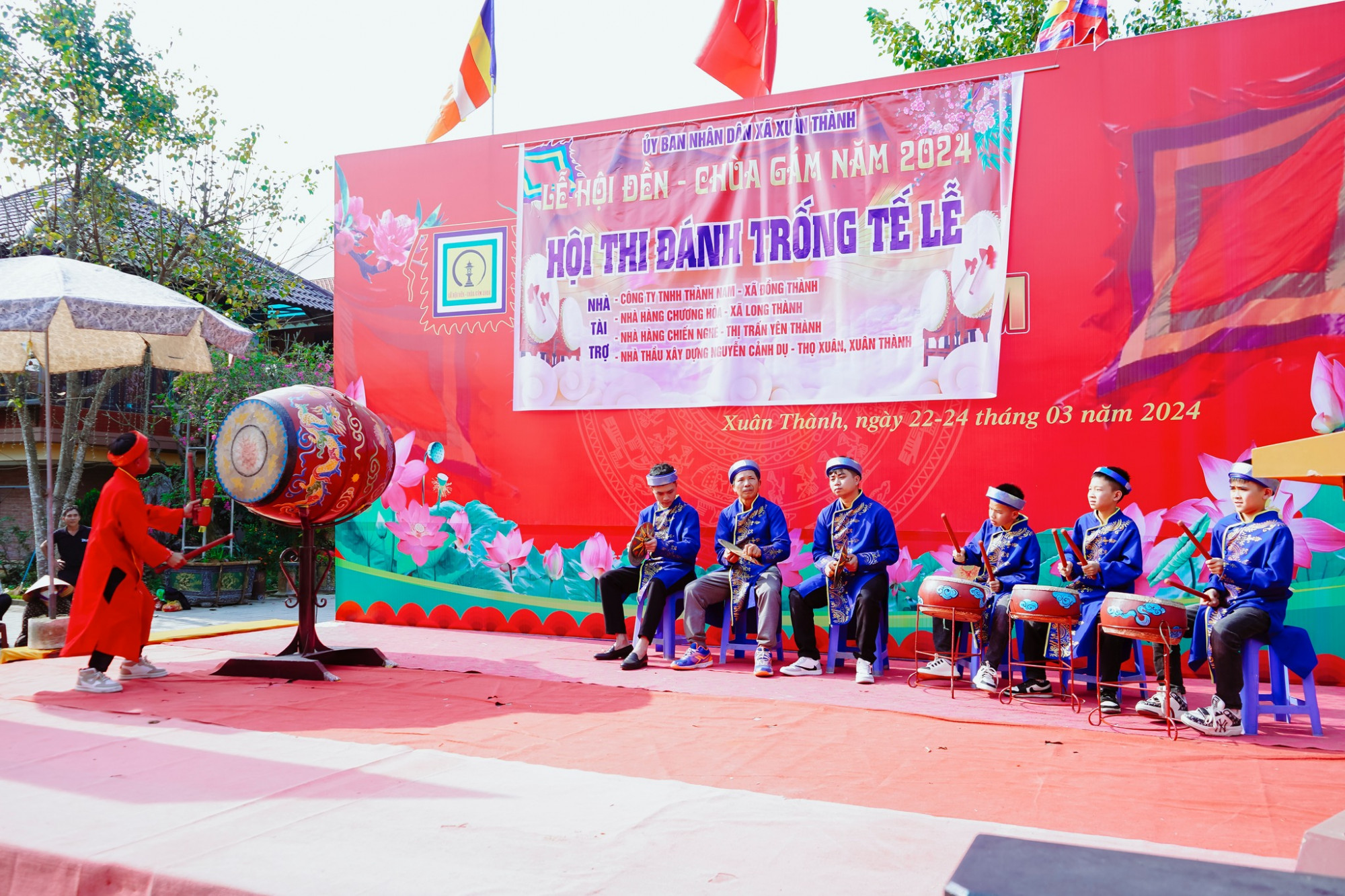 Nhiều em học sinh ở xã Xuân Thành tham gia biểu diễn đánh trống tế - Ảnh: Khánh Trung