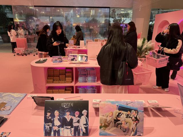 Người hâm mộ duyệt qua các mặt hàng tại cửa hàng tạm thời của nhóm nhạc thần tượng ảo PLAVE được thành lập tại The Hyundai Seoul ở Yeouido / Ảnh Korea Times