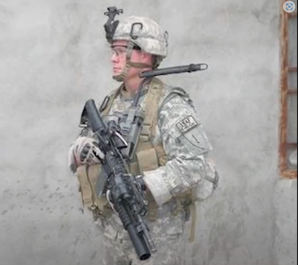 Anh Alex Dillman trong thời gian tham chiến tại Afghanistan năm 2011 