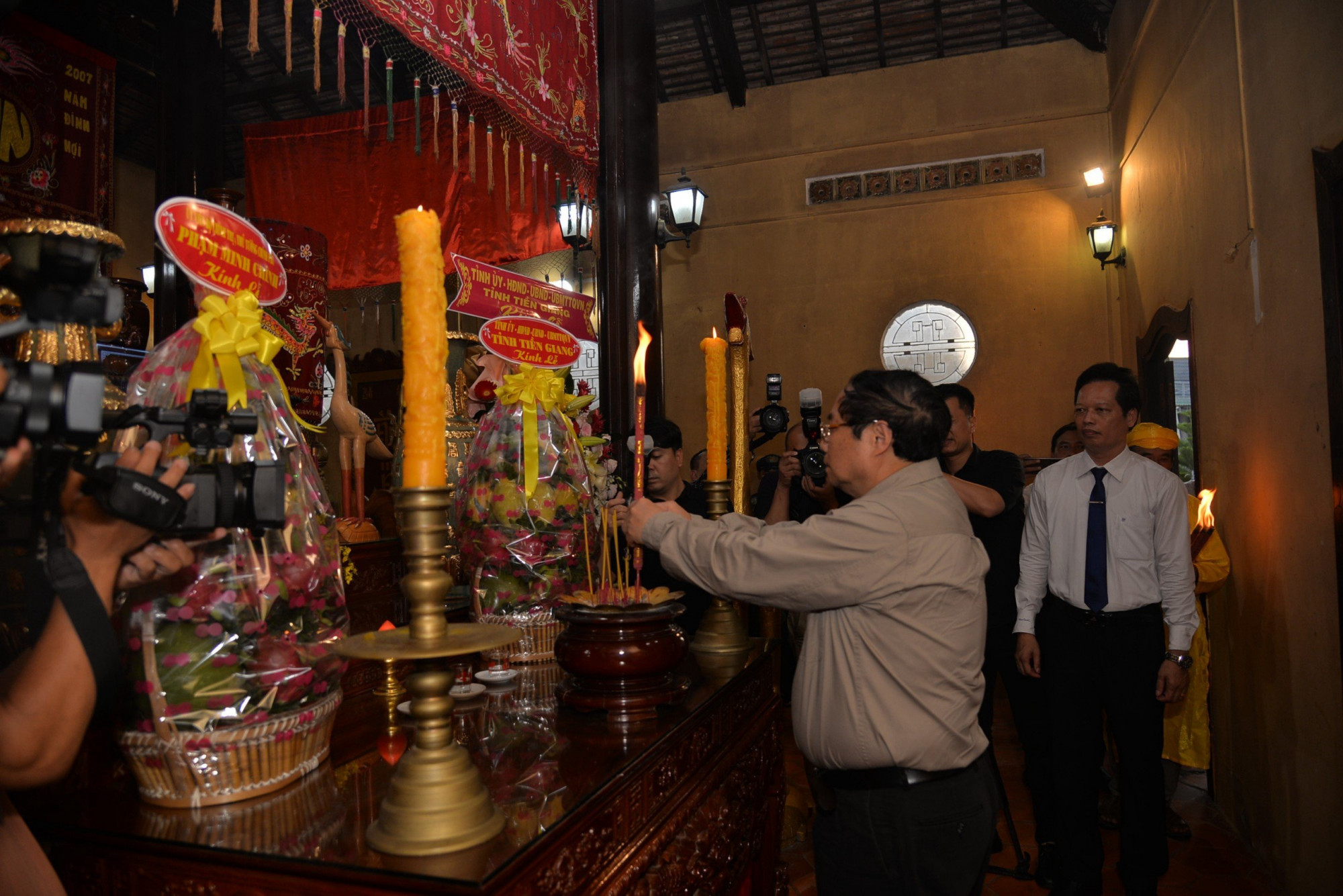 Thủ tướng Phạm Minh Chính thắp hương tại Đền thờ Anh hùng dân tộc Trương Định