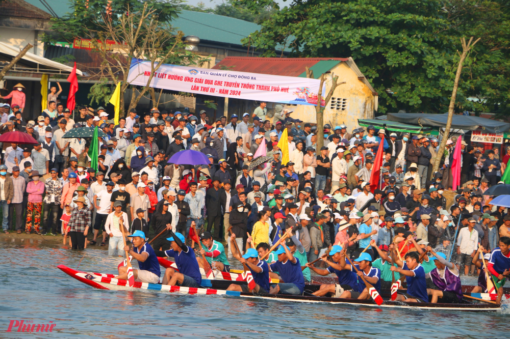Đây là ngày hội của người dân các làng ven đô  TP Huế nơi có đội ghe nhà tham gia đua ghe