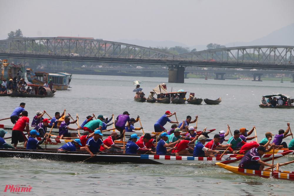 Những tay chèo trổ tài trong ngày hội đua ghe truyền thống của thành phố Huế