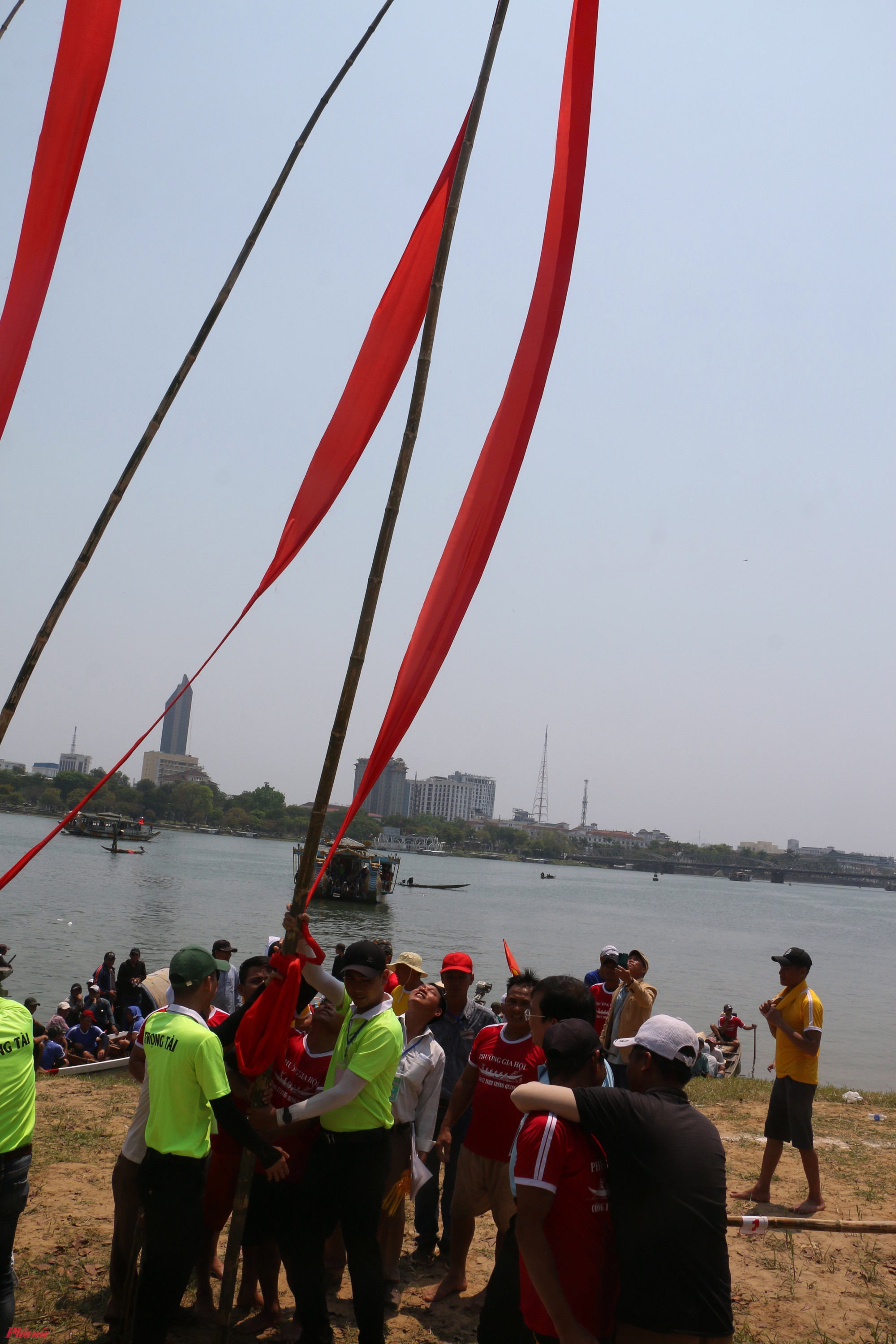 Đến hơn 12 giờ trua hội đua mới kết thúc trên sông Hương bằng kết quả lượt đua cuói cùng còn gọi là trộ phá, trộ Thái Bình phường Gia Hội xuất xắc về nhất