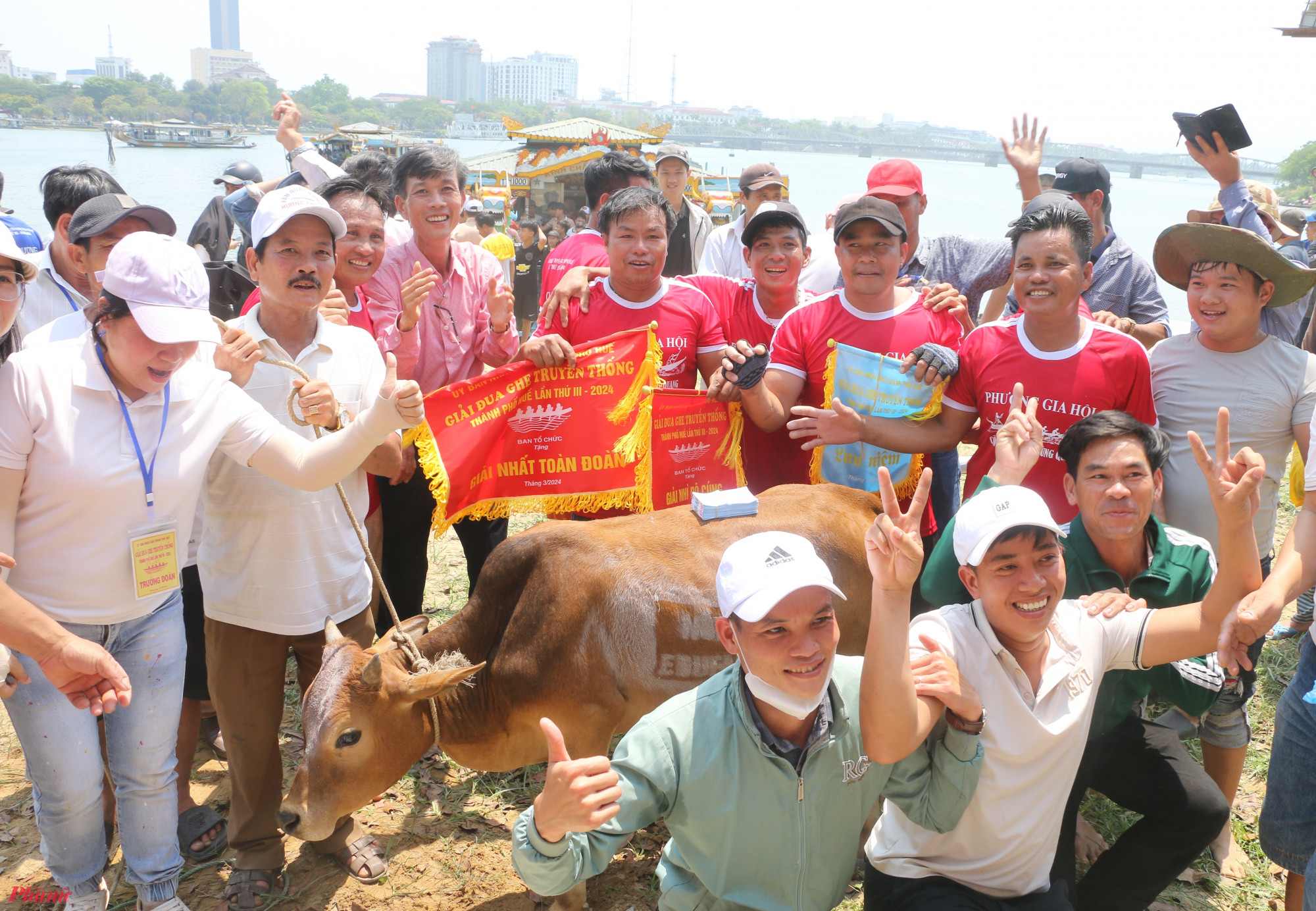Đội đu ghe phường Gia Hội (áo nàu đỏ) cũng là đội đạt giải nhất toàn đoàn, với phần thường là một con bò do EduFarm Phố cổ Bao Vinh Huế tài trợ