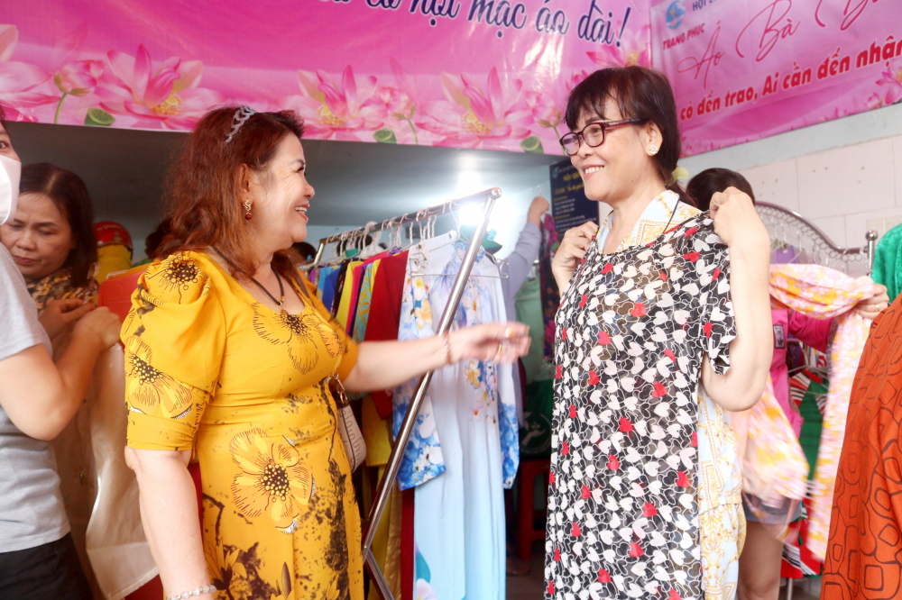 Ngay khi cửa hàng mở cửa, nhiều nữ công nhân, lao động nhập cư ở quận Bình Tân đã rất phấn khởi, ghé chọn áo dài.