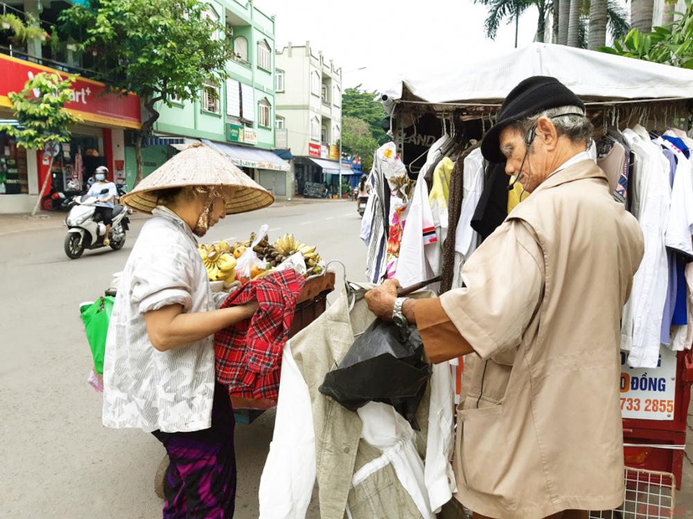 Ông Nguyễn Văn Tư (hay Tư Ẩn, 84 tuổi) vẫn ngày ngày chở quần áo được người dân quyên góp, bán lại cho người nghèo với giá 0 đồng