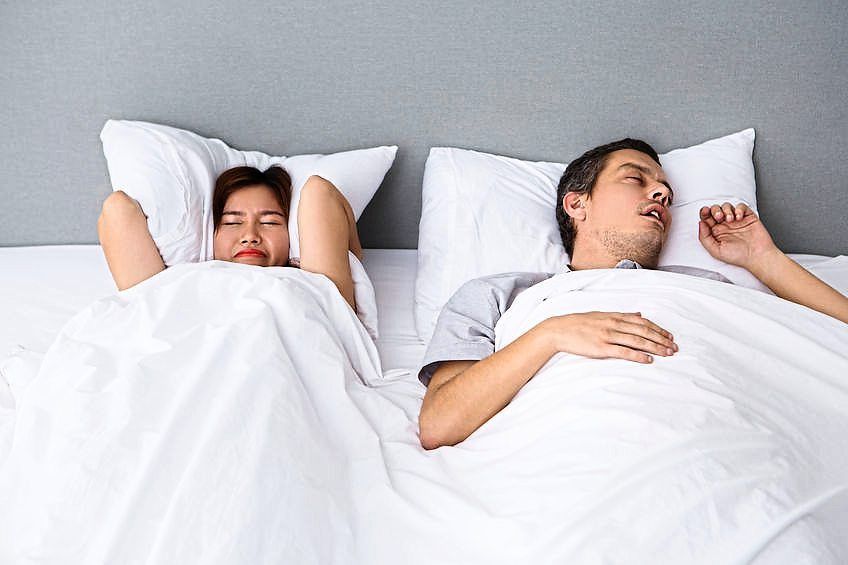 Nhu cầu có được không gian cá nhân khiến không ít cặp vợ chồng chọn giải pháp giường ai người ấy ngủ - Ảnh: 123rf.com