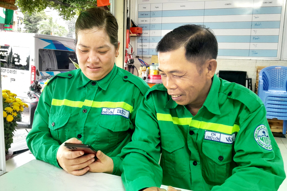 Anh Nguyễn Văn Vân và chị Đặng Thị Diệu sau giờ làm việc, rảnh tay là tranh thủ gọi điện hỏi thăm ba má cùng con gái
