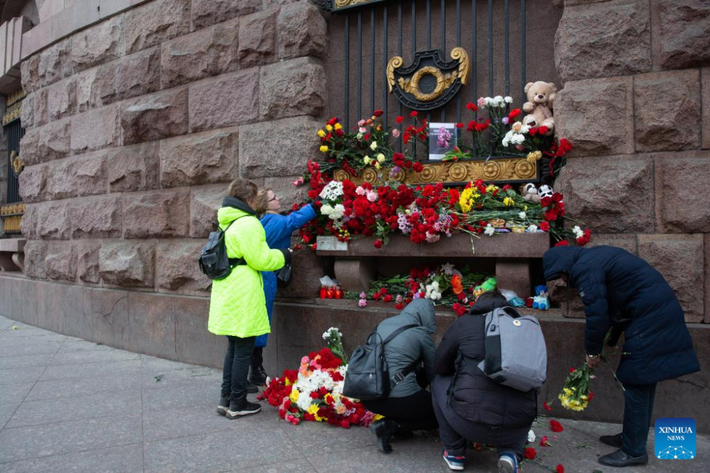 Người dân thắp nến và đèn tưởng niệm các nạn nhân trong vụ tấn công khủng bố ở St. Petersburg, Nga - Ảnh: Tân Hoa Xã/Irina Motina