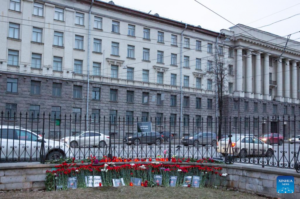 Hoa và nến được người dân đặt ven đường tại thành phố  St. Petersburg nhằm tưởng nhớ các nạn nhân trong vụ tấn công ngày 22/3 - Ảnh: Irina Motina/Tân Hoa Xã