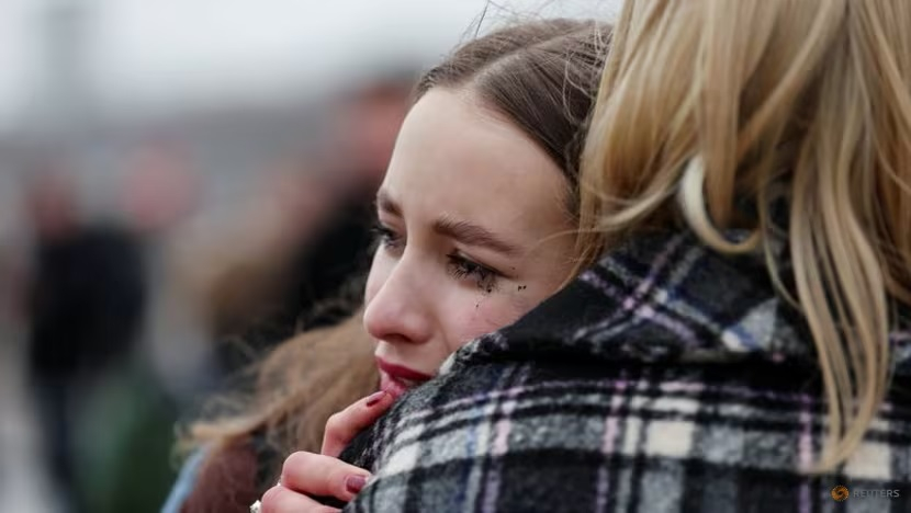Một cô gái bật khóc tại đài tưởng niệm các nạn nhân của vụ xả súng ngày 22/3 - Ảnh: Reuters/Yulia Morozova