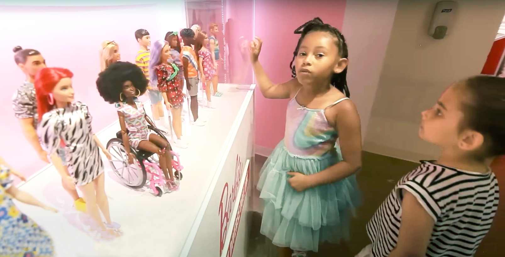 “Triều đại Barbie” đã làm thay đổi cách mà các cô gái nhìn nhận bản thân và vai trò của họ trong xã hội - Nguồn ảnh: CBS News