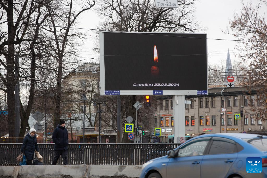 Màn hình điện tử hiển thị hình ảnh thương tiếc các nạn nhân vụ tấn công khủng bố Moscow ở St. Petersburg, Nga, ngày 23/3/2024 - Ảnh :Irina Motina/Tân Hoa Xã