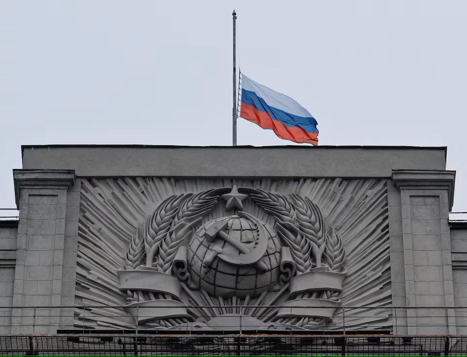 Quốc kỳ Nga được hạ xuống nửa cột trên trụ sở Hạ viện Duma Quốc gia Nga trong ngày quốc tang 24/3 - Ảnh: REUTERS/Shamil Zhumatov