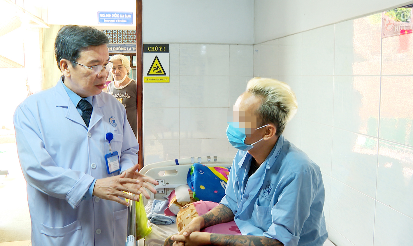 Bác sĩ Nguyễn Bách thăm khám, tư vấn cho bệnh nhân nam trẻ tuổi bị suy thận mạn tính giai đoạn cuối