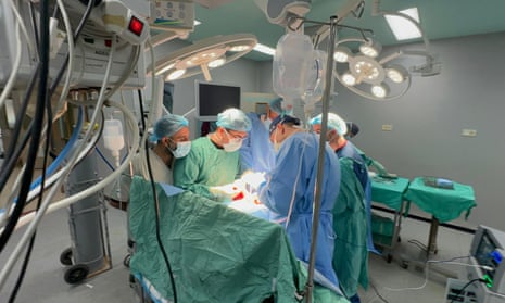 Các bệnh viện ở Gaza đang quá tải và thiếu thốn các vật dụng y tế cần thiết.