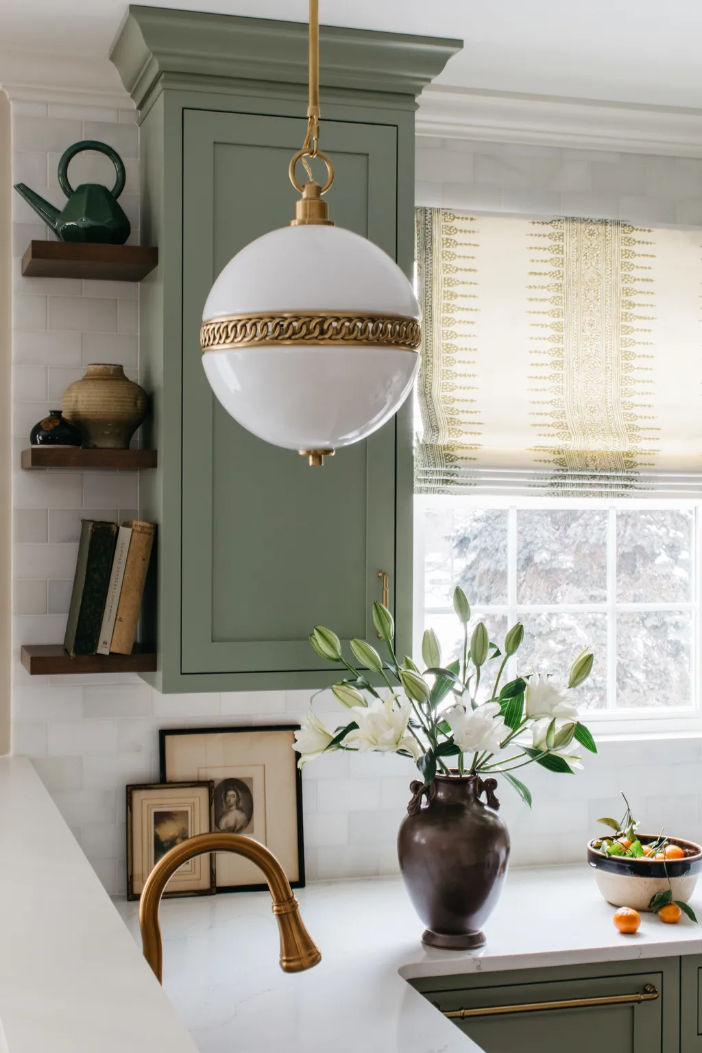  MÀU TRẮNG NHẠT VÀ MÀU XANH LÁ CÂY XÔ THƠM nhà bếp với những bức tường và gạch màu trắng nhạt và tủ màu xanh lá cây xô thơm  (Nguồn hình ảnh: Margaret Rajic. Thiết kế: TKS Design Group) Sự phổ biến của những căn bếp màu xanh lá cây xô thơm vẫn đang ngày càng phát triển mạnh mẽ, khiến các nhà thiết kế phải quay đi quay lại với nó vì đặc tính thư giãn của nó trong bất kỳ không gian sống nào, kể cả nhà bếp. Nhà thiết kế và kiến ​​trúc sư nội thất Martha Franco giải thích: “Sự kết hợp màu sắc để tạo ra bầu không khí yên tĩnh trong nhà bếp là màu xanh lá cây xô thơm và màu trắng nhạt” . 'Đạt được vẻ ngoài vượt thời gian bằng cách kết hợp tủ màu xanh lá cây xô thơm với những bức tường trắng nhạt, được bổ sung bởi nội thất tủ bằng gỗ tự nhiên phía sau cửa kính và tay nắm màu đen. Bảng màu cổ điển này cực kỳ hấp dẫn về mặt thị giác. Để có một nhà bếp gắn kết và yên tĩnh, màu nhấn có thể chỉ có trên đảo bếp, đồng thời giữ cho tủ và tường nhất quán. Những sự kết hợp này tạo nên một bầu không khí thanh bình và yên tĩnh, hoàn hảo cho cả việc nấu ăn và tụ tập cùng những người thân yêu', cô nói với tôi.  Nhà thiết kế nội thất  Alexander Adducci  cũng thích sử dụng màu xanh lá cây xô thơm và ông kết hợp nó với các điểm nhấn bằng gỗ và kim loại ấm áp để tạo nên vẻ ngoài tinh tế. 'Để có bầu không khí nhà bếp thanh bình, hãy chọn những màu sắc gợi lên sự yên bình – hãy nghĩ đến màu xanh xô thơm, màu xám nhẹ nhàng và sự ấm áp dễ chịu của gỗ tự nhiên. Việc kết hợp các lớp hoàn thiện nhẹ hơn có thể giúp đạt được cảm giác giống như spa. Và đừng bỏ qua các điểm nhấn bằng đồng và kim loại súng; chúng tạo thêm chiều sâu trong khi vẫn duy trì bầu không khí êm dịu trong không gian', ông gợi ý.