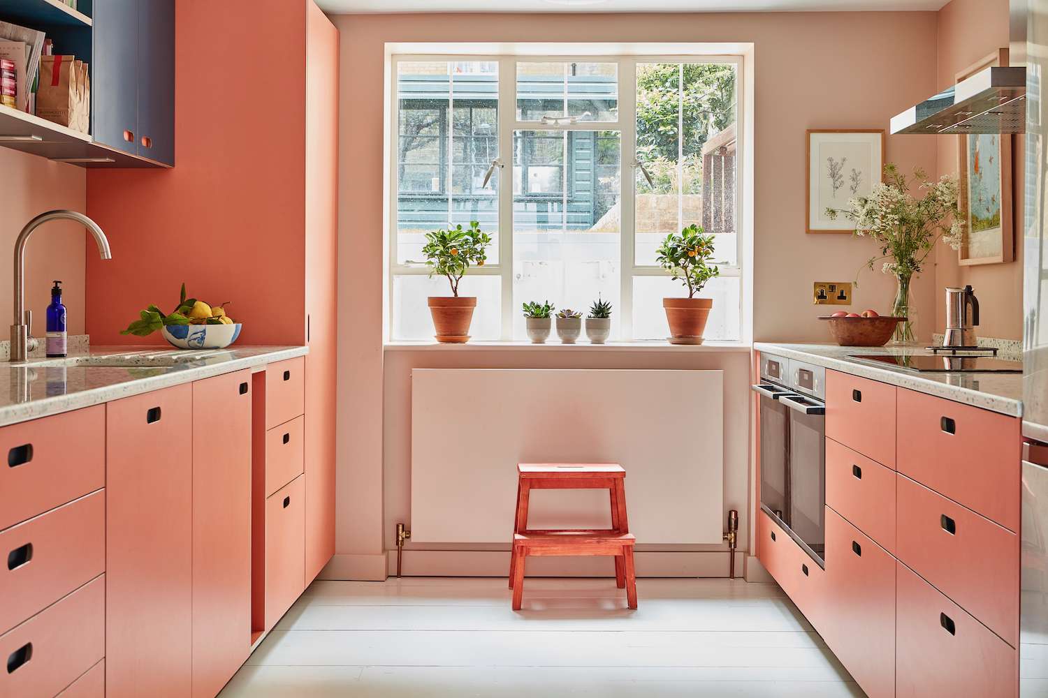 TÔNG MÀU ĐỎ ĐẬM VÀ NHẠT Nhà bếp màu đỏ với tường thạch cao màu hồng  (Tín dụng hình ảnh: Tiêu chuẩn Anh) Màu đỏ nghe có vẻ là một màu rất đậm để đưa vào nhà bếp, và ở dạng cơ bản rất thuần khiết, nó có thể sẽ như vậy. Nhưng hãy chọn một màu đỏ nhạt, mềm mại như phấn và nó có thể giúp tạo ra một căn bếp ấm cúng, đầy cá tính mà trên thực tế không mang lại cảm giác táo bạo chút nào mà chỉ tạo cảm giác như kén. Điển hình là căn bếp màu đỏ tuyệt vời này , được thiết kế bởi British Standard .   Nó giúp ích cho việc tủ màu đỏ được kết hợp với những bức tường màu hồng kem mềm mại để tạo ra hiệu ứng tông màu cân bằng bất kỳ sự sống động nào. 'Bóng tối với ánh sáng là sự kết hợp đáng yêu mang lại một chút màu sắc được làm nổi bật bởi các phấn màu nhẹ nhàng hơn. Nó tạo thêm sự thú vị trong khi vẫn giữ cho không gian sáng sủa và thoáng mát', William Durrant, người sáng lập Herringbone Kitchens giải thích .