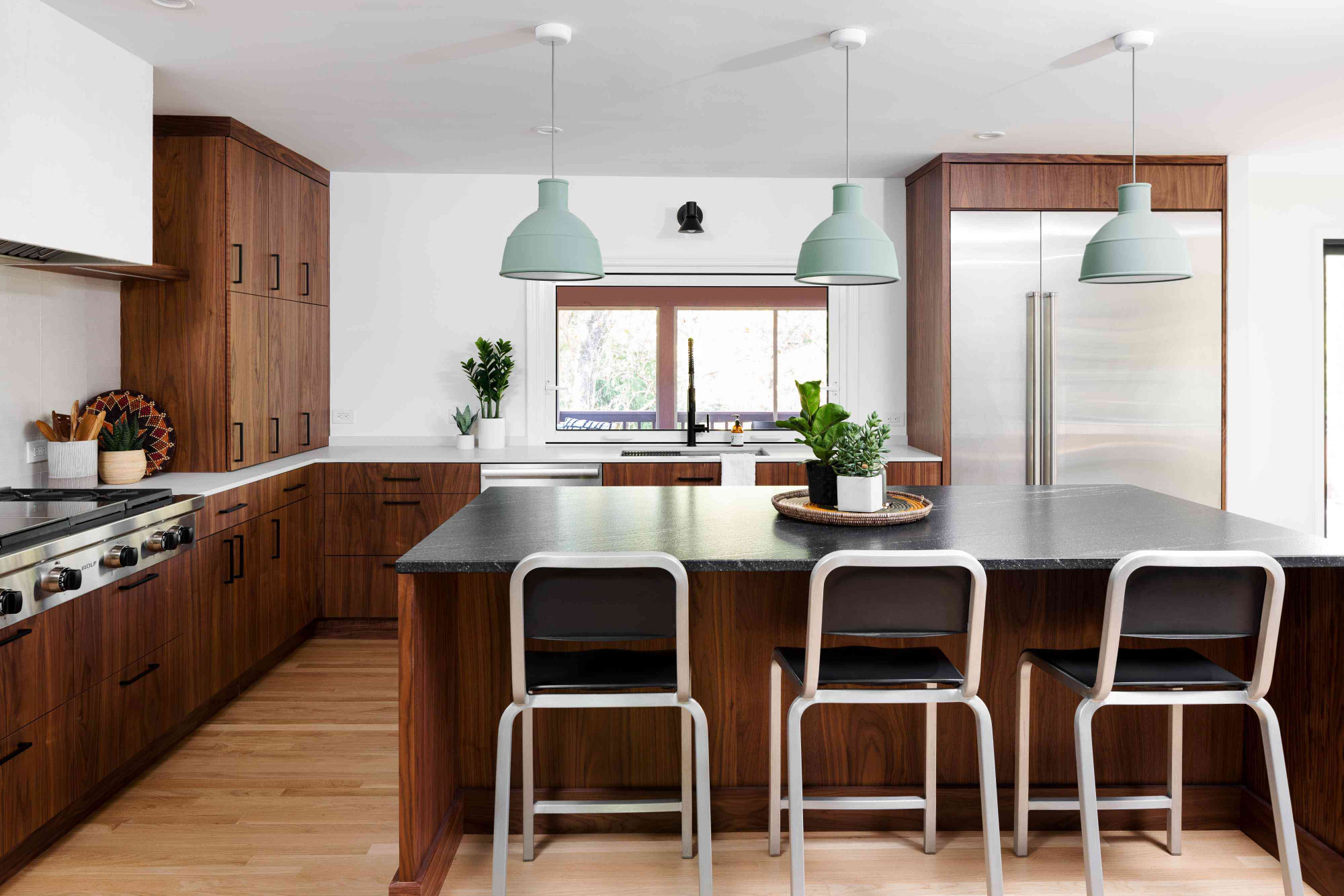 1. TÔNG MÀU TRẮNG NHẠT VÀ ÓC CHÓ nhà bếp với tủ màu trắng nhạt, bàn bếp bằng gỗ sồi và mặt bàn bằng đá cẩm thạch trắng  (Tín dụng hình ảnh: Aimee Mazzenga. Thiết kế: En Masse Architecture & Design) Sự kết hợp cổ điển giữa đen và trắng nhưng nhẹ nhàng hơn. Thay thế màu trắng tinh bằng một tông màu nhạt và độ sắc nét của màu đen bằng màu óc chó sẫm màu, ấm áp và bạn sẽ ngạc nhiên trước không gian của mình sẽ trông tinh tế và êm dịu như thế nào.  Lucas Golbach , Đối tác và Giám đốc Thiết kế tại En Masse Architecture & Design cho biết: “Một căn bếp màu trắng cổ điển với các chi tiết thực sự được thiết kế và cân nhắc kỹ lưỡng có thể mang lại cảm giác rất yên tĩnh nhưng thường thiếu một nơi để mắt bạn nghỉ ngơi” . 'Trong những trường hợp này, chúng tôi muốn đưa vào những khoảnh khắc tương phản. Nhà bếp North Shore của chúng tôi có cửa sổ sơn đen, đảo bếp màu gỗ óc chó tối màu và các tấm kim loại tùy chỉnh ở hai đầu đảo. Điều này cho phép căn bếp màu trắng yên tĩnh bao bọc không gian và biến mất trong khi hòn đảo tạo cảm giác vững chắc và chắc chắn để làm việc hoặc ngồi xung quanh', ông giải thích.  Chọn một yếu tố khác, chẳng hạn như đường vân đá cẩm thạch trên mặt bàn bếp của bạn , để kết hợp tông màu tối hơn và tạo ra cái nhìn gắn kết giữa màu trắng nhạt và màu gỗ óc chó.