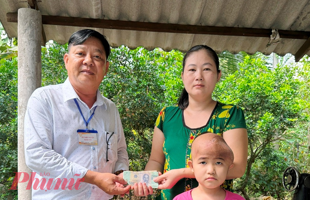 Đến nay, Báo Phụ nữ TPHCM đã 4 lần trao tiền hỗ trợ giúp bé Lam tổng cộng số tiền 40,8 triệu đồng 