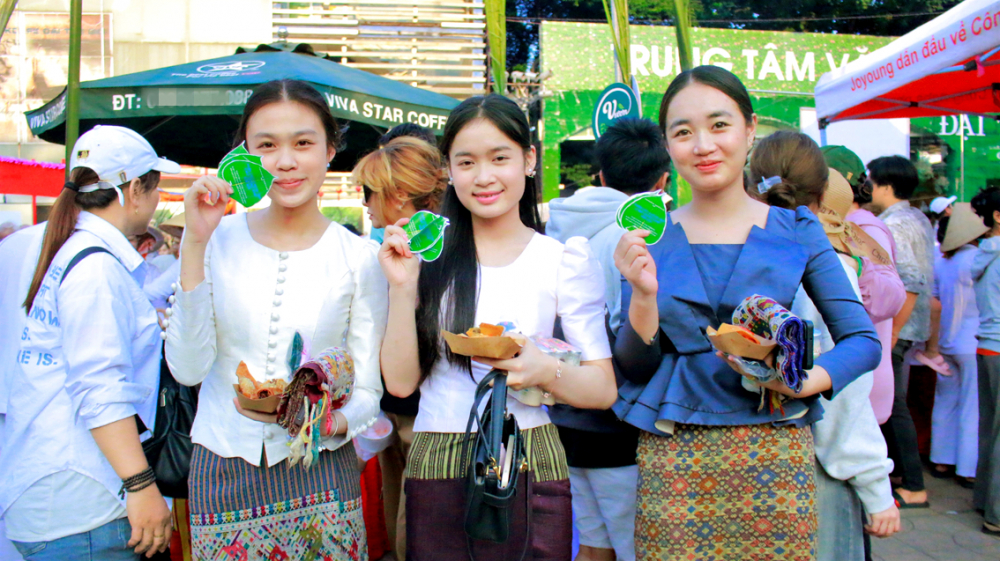 Bạn Namfon (bìa trái) - sinh viên Lào, đang học tại Trường Dự bị đại học TPHCM  - cùng bạn bè tham gia “Phiên chợ lá nghĩa tình - Vì môi trường xanh”