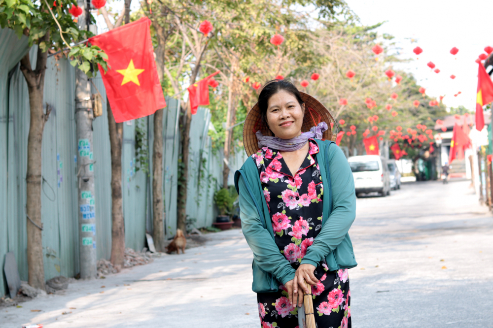 Chị Trần Thị Kim Chi - người tổ trưởng đã dành nhiều tâm sức cho con đường của xóm gần 20 năm qua