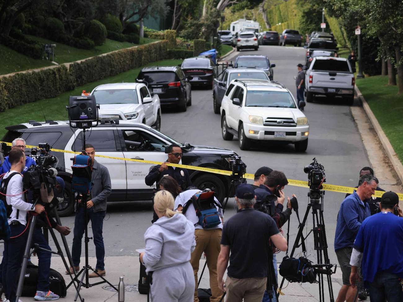 Truyền thông tập trung theo dõi đưa tin cuộc khám xét nhà của Sean Diddy Combs ở Los Angeles hôm 25/3