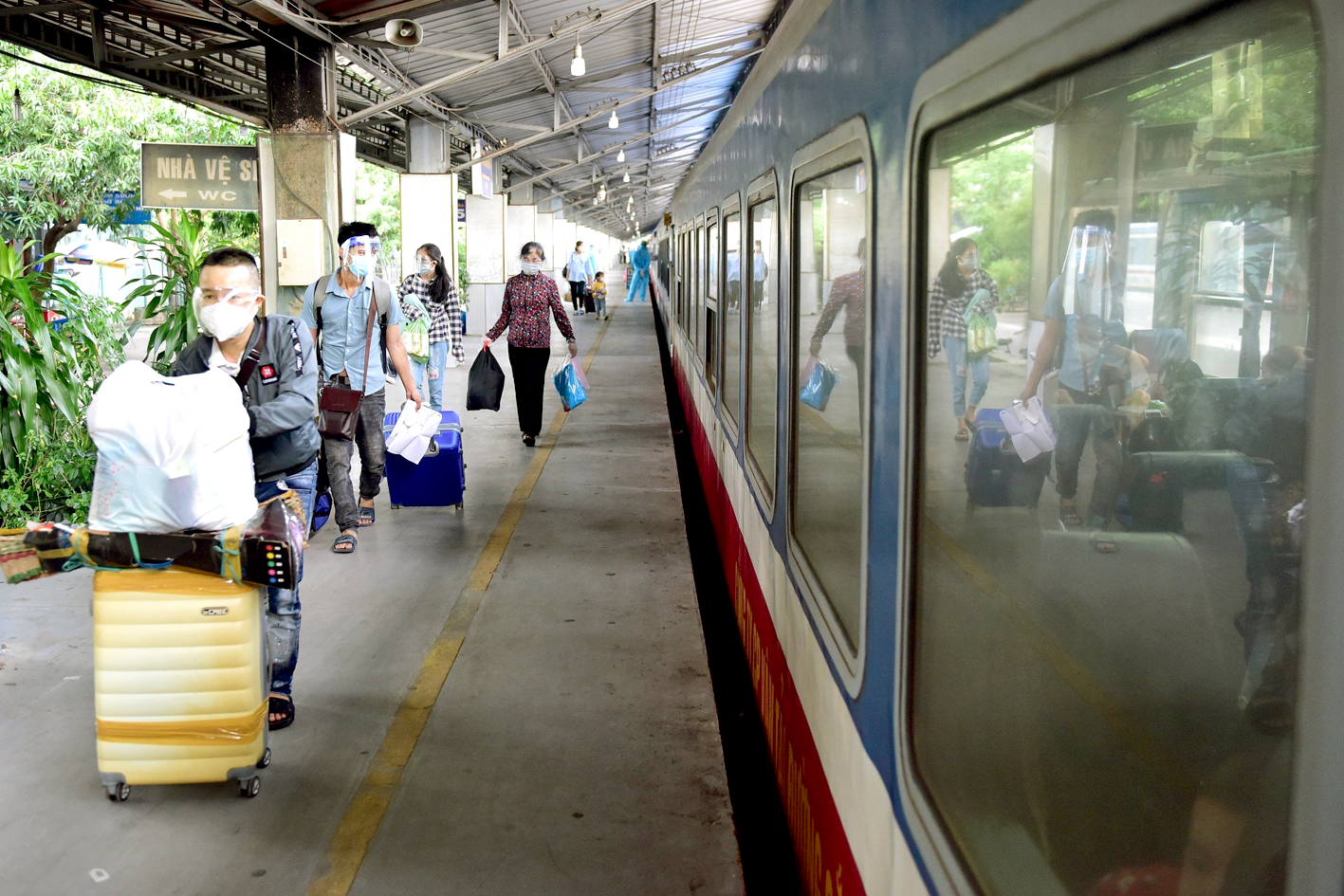 Ngành đường sắt cần có sự thay đổi, cạnh tranh để nâng cao chất lượng, phục vụ hành khách tốt hơn.  Trong ảnh: Khách đi xe lửa tại ga Sài Gòn - ẢNH: NGUYỄN QUANG