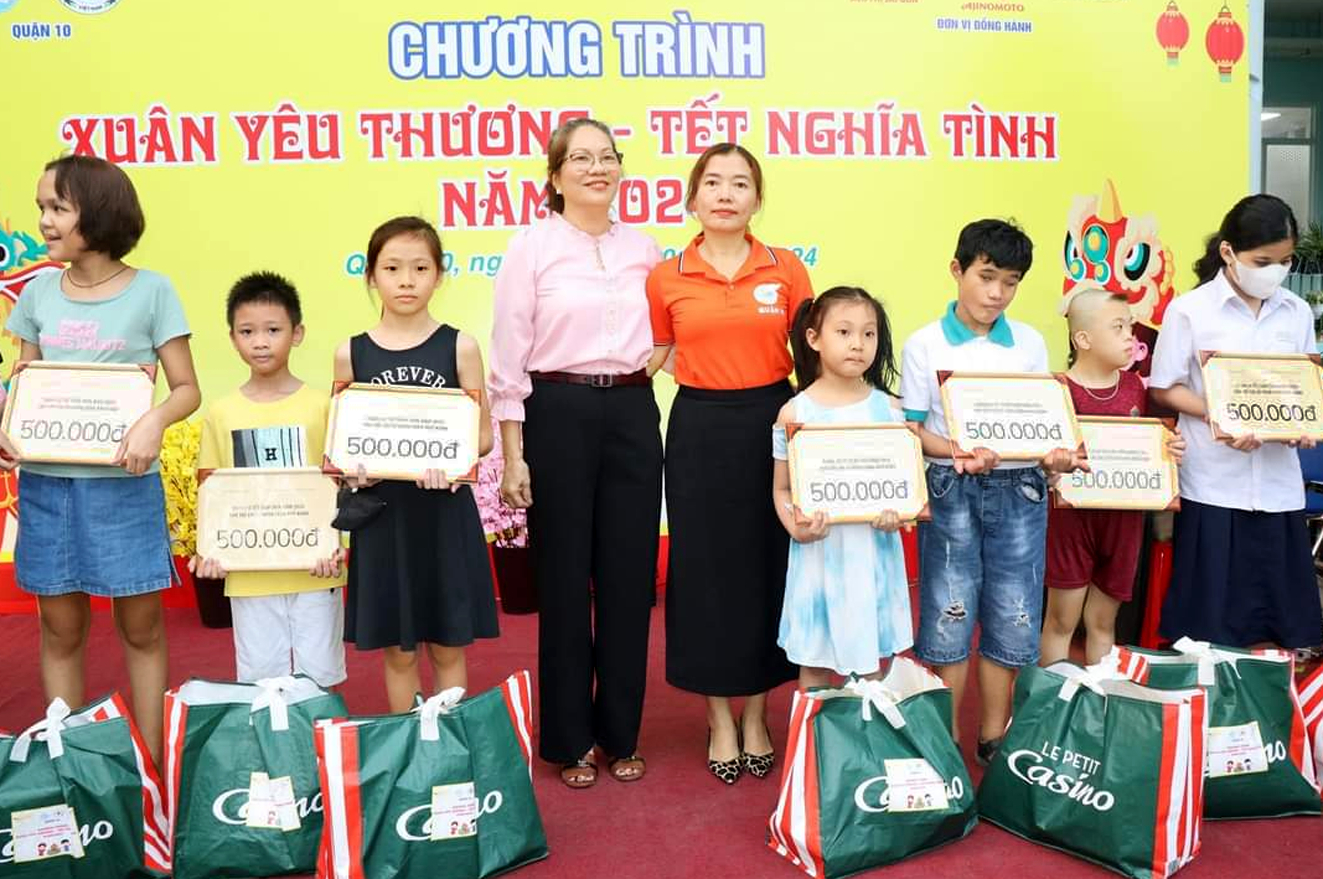 Bà Nguyễn Thị Thu Hà (thứ tư từ trái sang) trao quà cho học sinh mồ côi  trong chương trình “Xuân yêu thương - Tết nghĩa tình” năm 2024