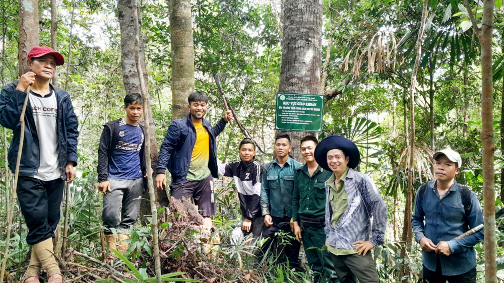 H5: Tổ tự quản thôn A Sờ, xã Mà Cooih, huyện Đông Giang, tỉnh Quảng Nam tuần tra bảo vệ rừng - Ảnh: Đình Dũng