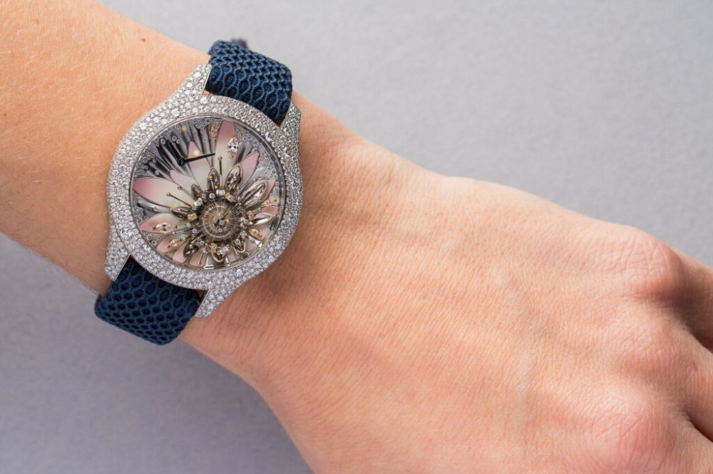 Là một kiệt tác nghệ thuật dành cho phái nữ chính chính là chiếc đồng hồ Dior mang tên Grand Soir Aquarelle đầy mơ mộng.