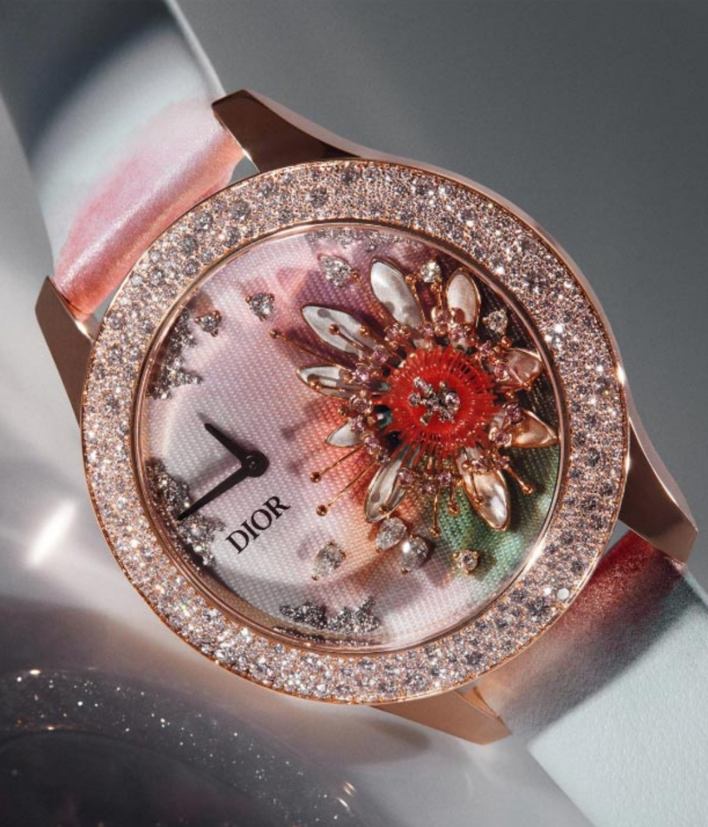 trong chính mẫu đồng hồ này, tình yêu của nhà thiết kế dành cho những loài hoa và khu vườn – đặc biệt là những cây hoa hồng và hoa nhài ở quê hương phía nam nước Pháp, Château de la Colle Noire của ông – được biến thànhchiếc đồng hồ, 