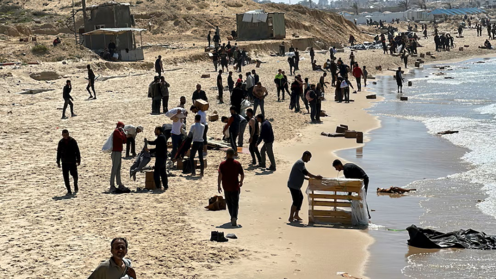 Lượng hàng viện trợ chuyển đến Gaza bằng đường hàng không và đường biển quá ít so với nhu cầu thực tế của hàng triệu người dân Palestine đói khát - Ảnh: Reuters