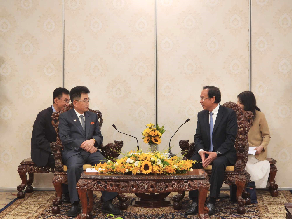 Ông Nguyễn Văn Nên đã cùng đồng chí Kim Song Nam  ôn lại mối quan hệ tốt đẹp giữa Việt Nam và CHDCND Triều Tiên trong suốt chặng đường 74 năm qua