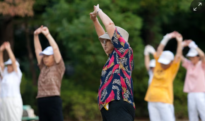 rong vòng bốn thập kỷ tới, gần một nửa dân số Nhật Bản sẽ từ 65 tuổi trở lên, so với tỷ lệ hiện nay là 1/4. Ảnh: Bloomberg/Getty Images