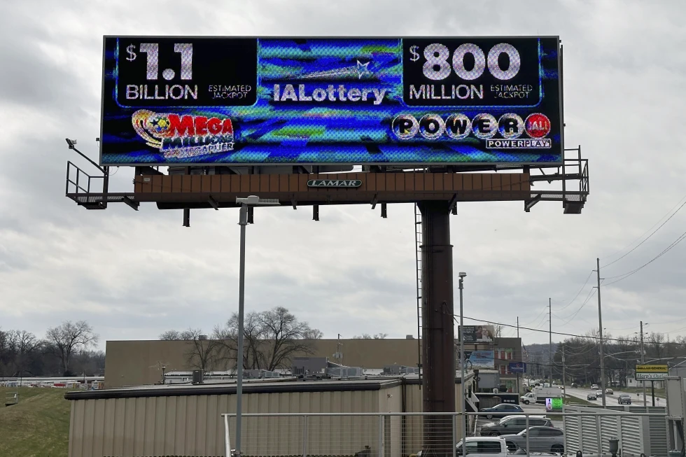 Một bảng quảng cáo điện tử quảng cáo giải độc đắc Mega Millions và Powerball, Thứ Hai, ngày 25 tháng 3 năm 2024, tại Des Moines, Iowa