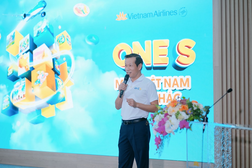 Ông Đặng Anh Tuấn - Phó tổng giám đốc Vietnam Airlines giới thiệu về ứng dụng One S - Ảnh: Vietnam Airlines