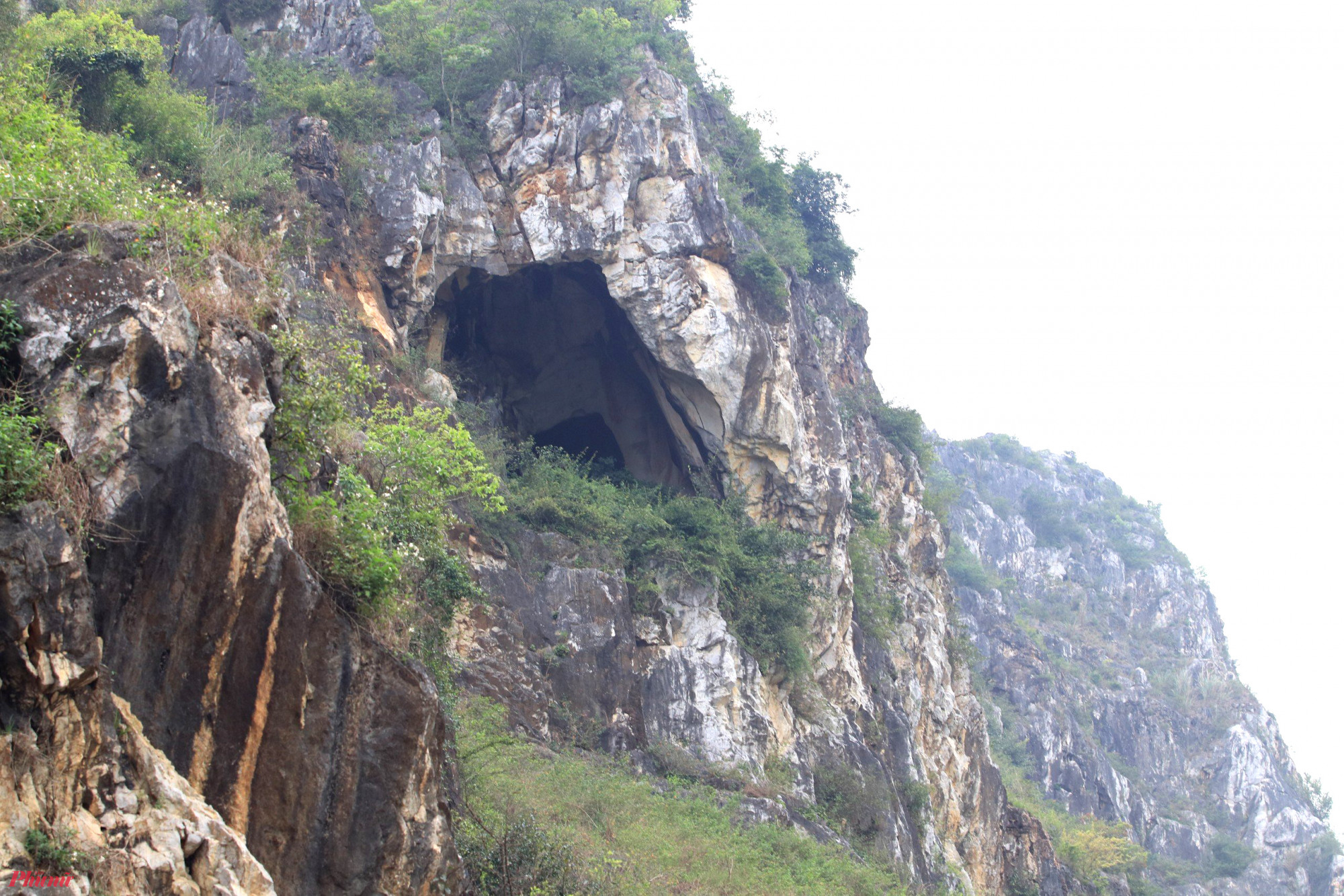 Bên trên lèn Hai Vai có nhiều hang động - Ảnh: Phan Ngọc