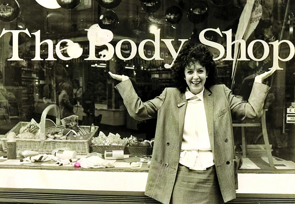 Bà Anita Roddick trước cửa hàng
