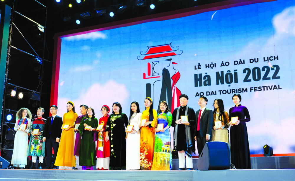 Áo dài ngũ thân Năm Tuyền tham gia Lễ hội áo dài du lịch Hà Nội 2022