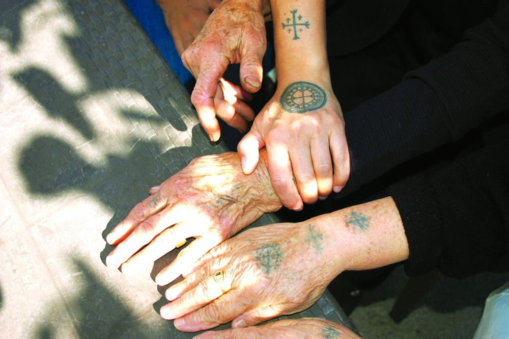 Đôi tay của một phụ nữ trẻ cạnh tay 2 cụ bà người Bosnia. Cả ba đều được tô điểm bởi sicanje - Nguồn ảnh:  Balkan Diskurs