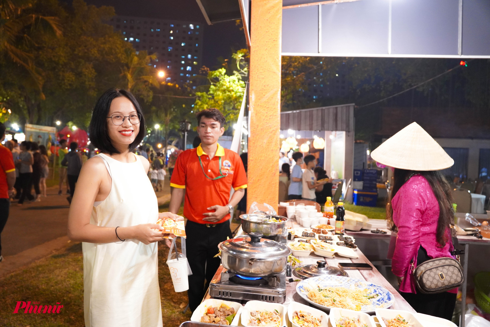 Lần đầu tham gia lễ hội ẩm thực này, chị Nguyễn Thị Mến cho biết, chị rất vui và hào hứng khi phát hiện rất nhiều món mới lạ mà trước giờ mình chưa hình thấy cũng như chưa có dịp trải nghiệm