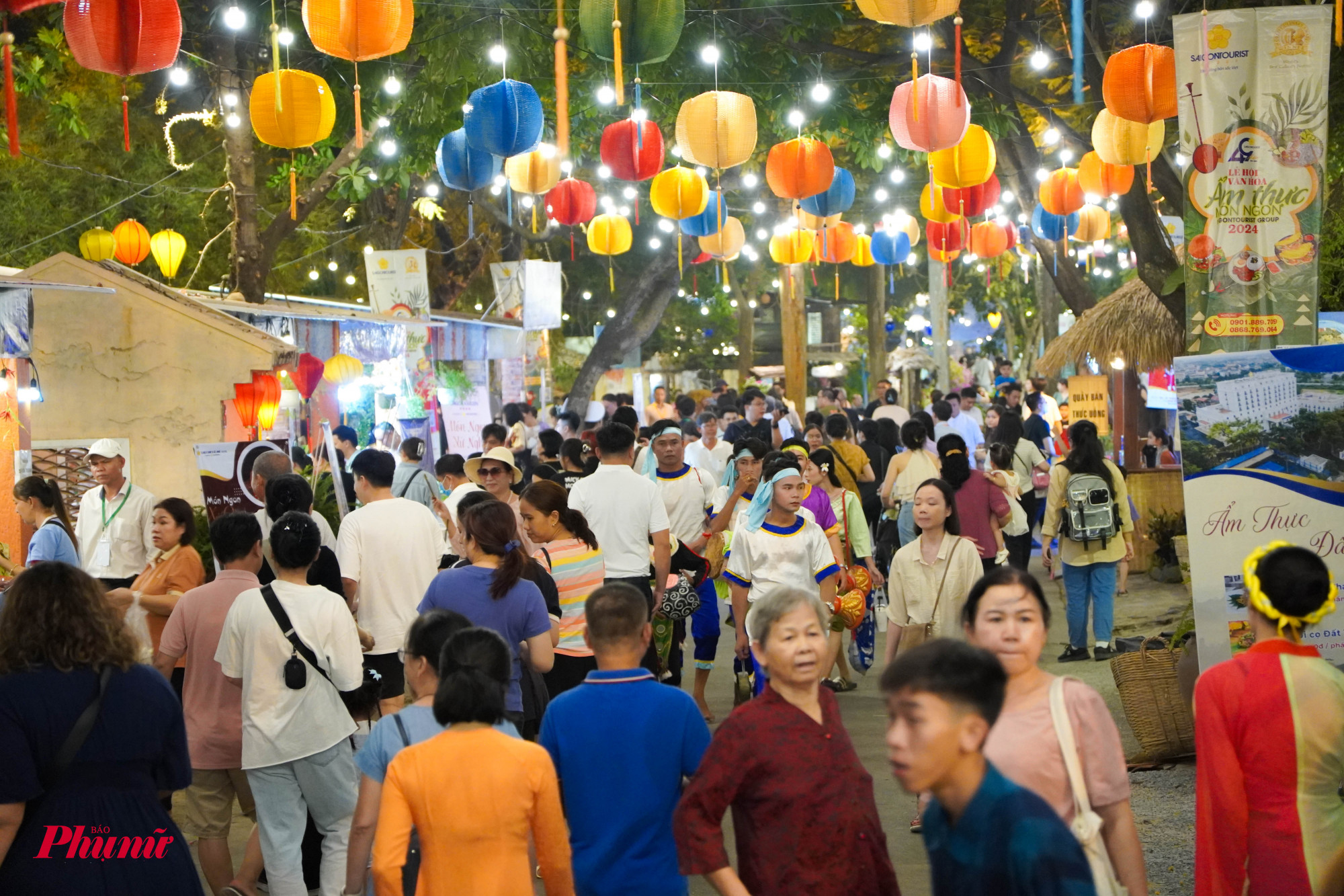 Ngày đầu khai mạc, lễ hội đã thu hút hàng nghìn lượt người đến tham dự và trải nghiệm các hoạt. động văn hoá, ăn uống
