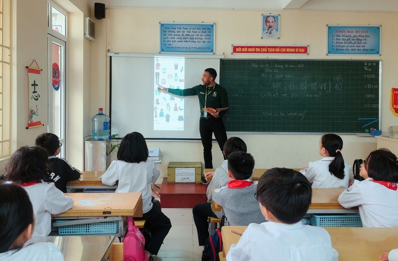Học sinh trường công ở Hà Nội học tiếng Anh với giáo viên nước ngoài - Ảnh minh họa