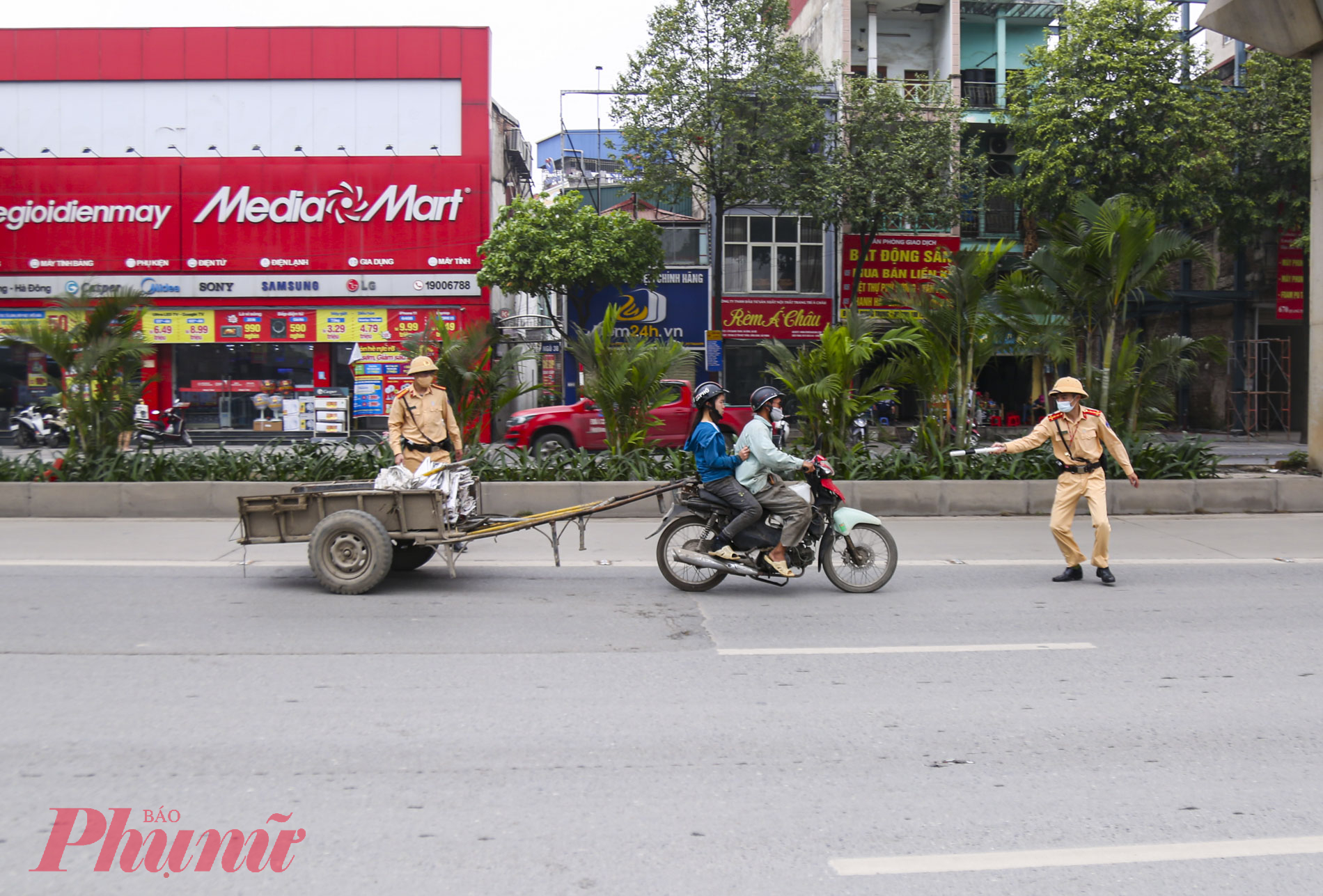 Lúc 9g20p, tổ công tác phát hiện xe máy không có BKS do anh N.N.M (SN 1990, ở huyện Ứng Hòa, Hà Nội), điều khiển kéo theo một phương tiện khác nên yêu cầu dừng xe để kiểm tra.