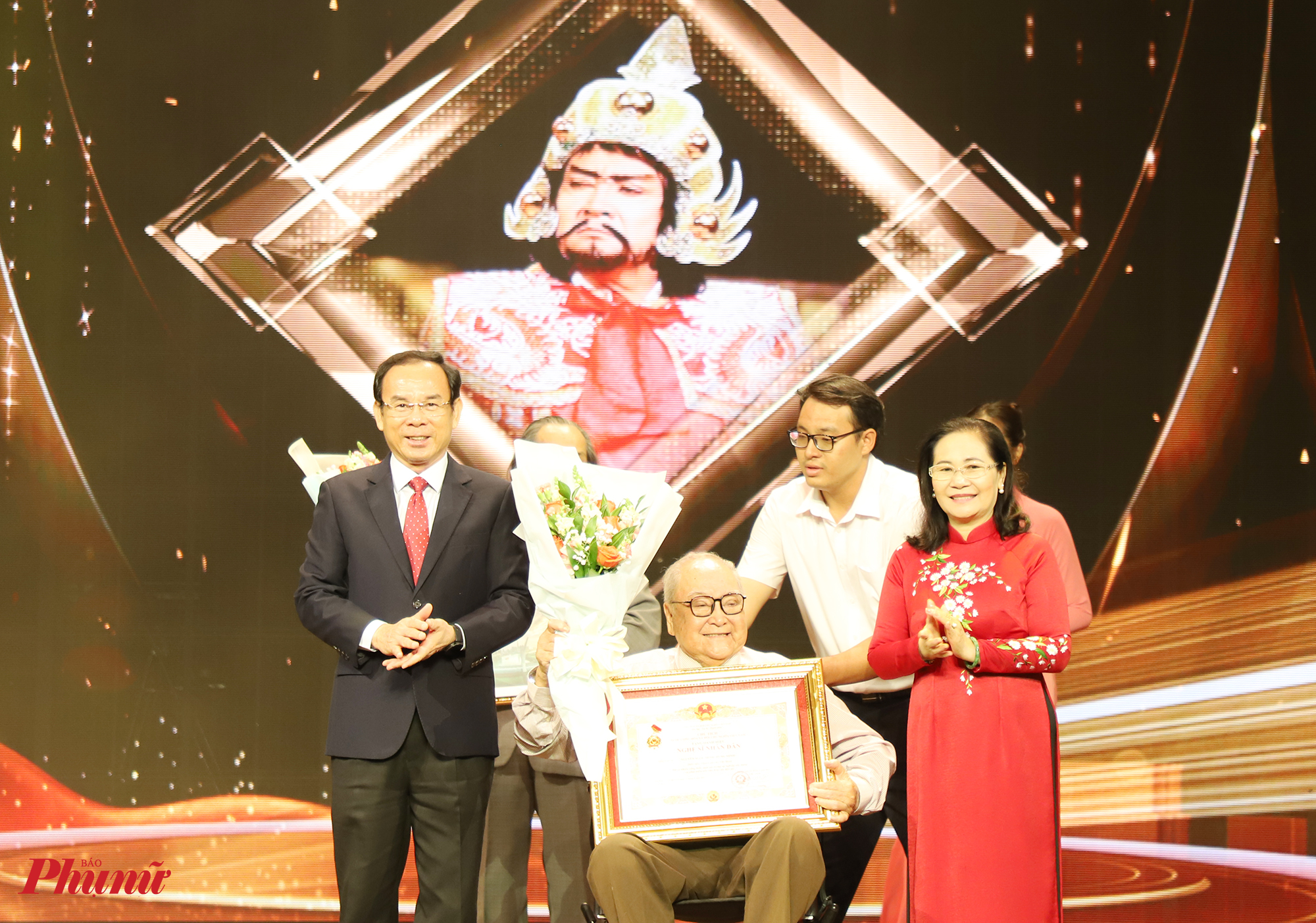 Ông Nguyễn Văn Nên - Bí thư Thành uỷ TPHCM và bà Nguyễn Thị Lệ - Chủ tịch HĐND trao hoa, quà lưu niệm và 