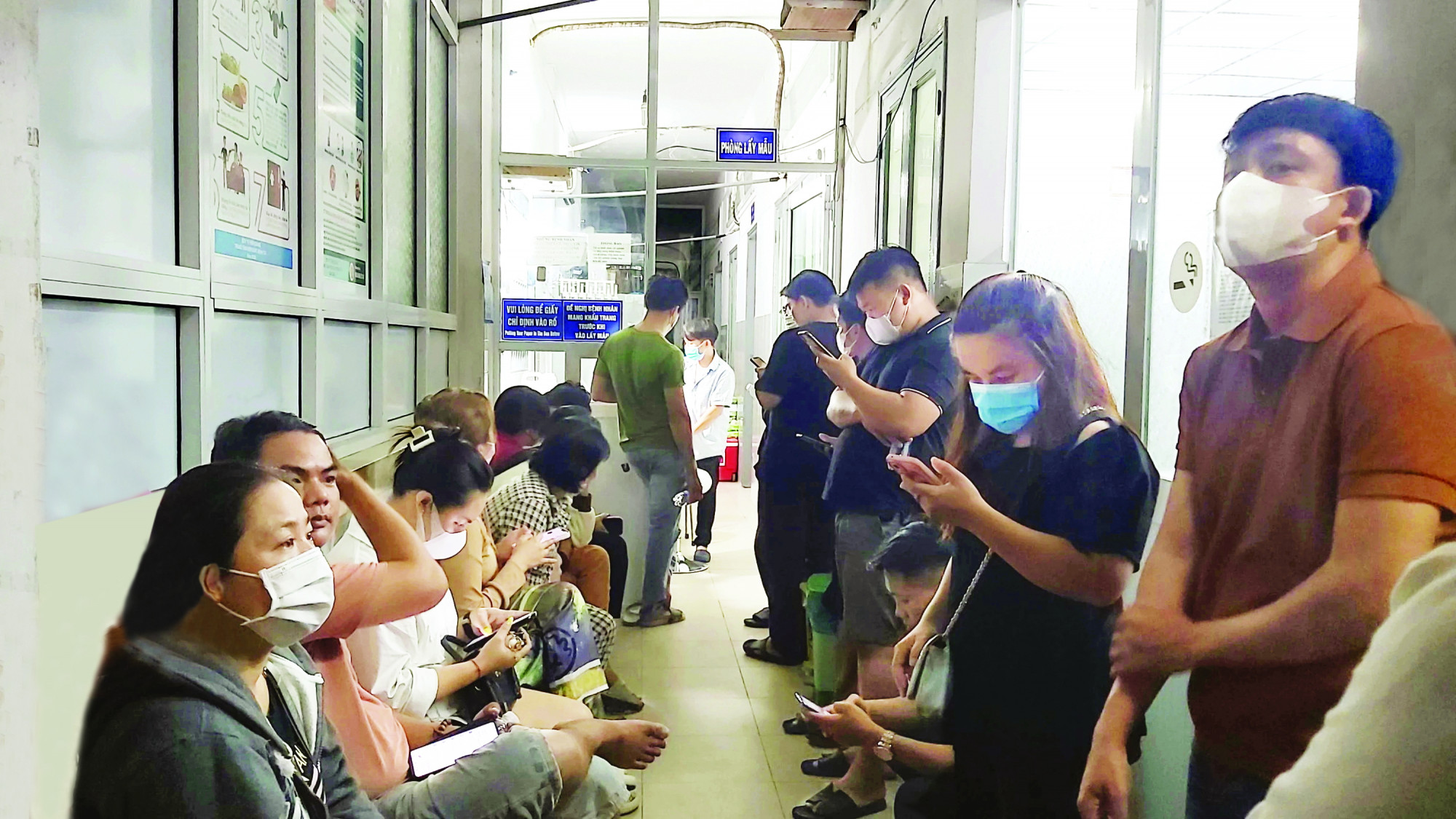 Hàng chục người dân Phú Quốc thức trắng đêm chờ hiến máu cứu 1 sản phụ bị băng huyết - Nguồn ảnh: Internet