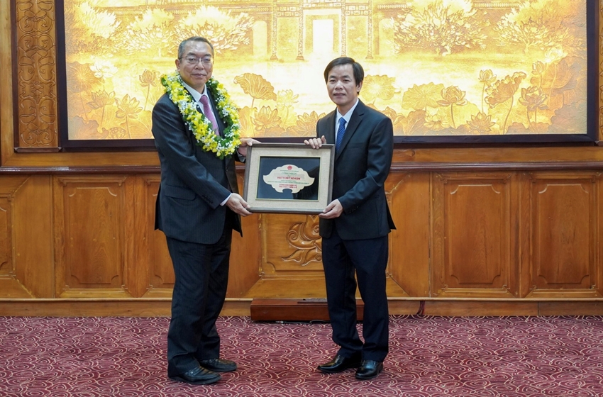 Ông Nguyễn Văn Phương – Chủ tịch UBND tỉnh trao tặng danh hiệu “Công dân danh dự tỉnh Thừa Thiên Huế” cho ông Hattori Tadashi