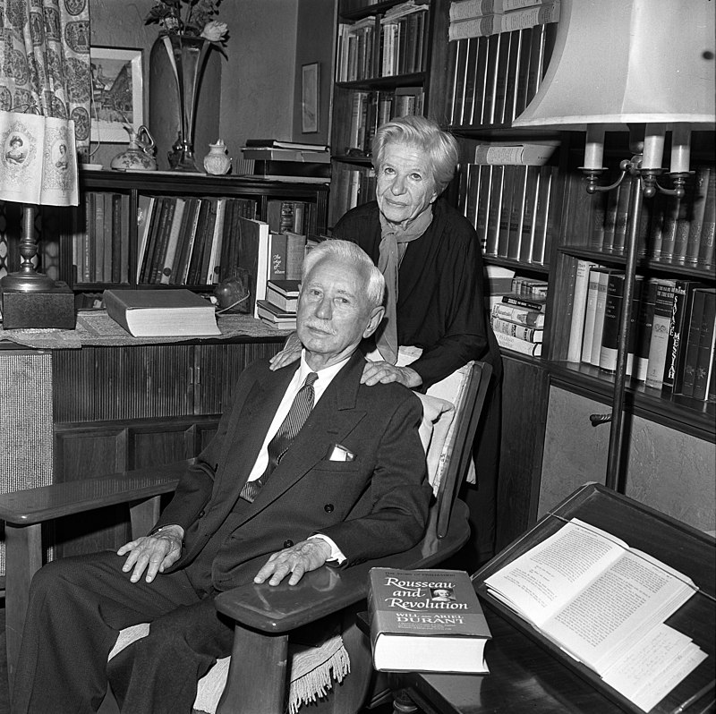 Sử gia Will Durant và vợ ông Ariel Durant tại Thư viện Los Angeles, ảnh chụp năm 1930. Nguồn ảnh: Wikipedia